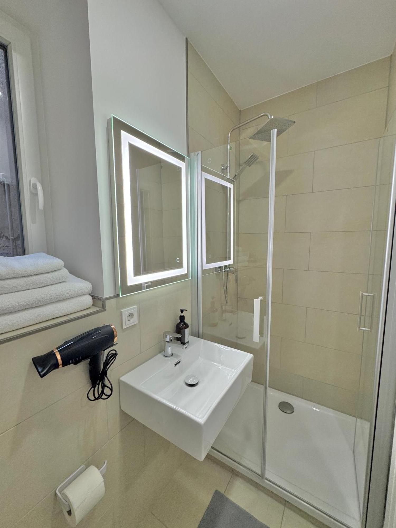 Heaven Homes - Doppelzimmer Mit Eigenem Bad Dusseldorf Bagian luar foto